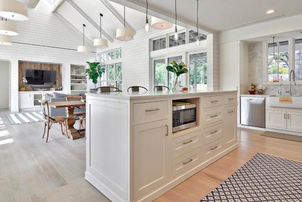 Cocinas Deluxe - Que tal esta decoración? 🤩🤩 - salpicadero blanco con  estructura - gabinetes abiertos . . . . . . . #cocinasmodernas  #arquitecturaydiseño #decoracioninteriores #decoracion